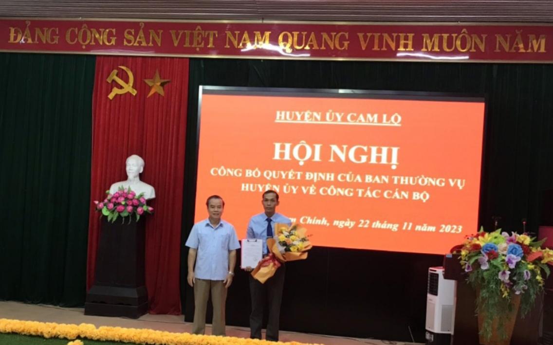 Công bố và trao quyết định Phó Bí thư Đảng ủy xã Cam Chính
